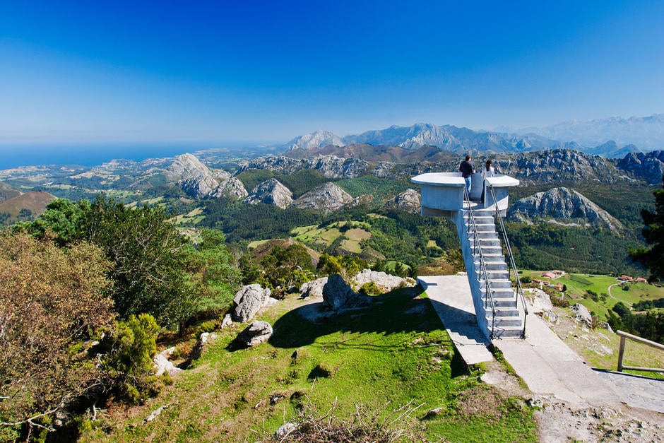 3.- Mirador del Fitu (Asturias) | Hecho de hormigón, el mirador se separa del suelo para ofrecer al visitante unas vistas espectaculares. A un lado los Picos de Europa y al otro la costa y el mar Cantábrico. Se encuentra en la carretera que va de Arriondas a Colunga.