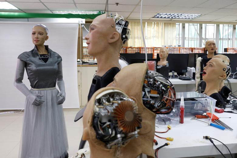 El robot humanoide Sophia desarrollado por Hanson Robotics aparece en el laboratorio de la compañía en Hong Kong, China.