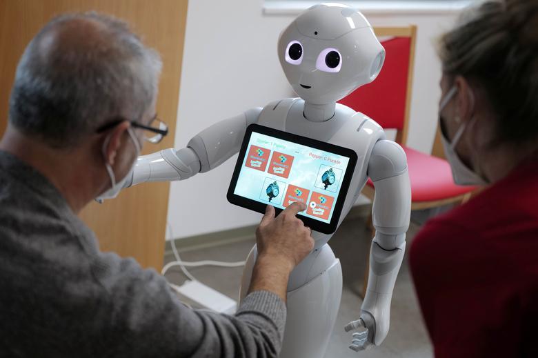 El robot humanoide "Pepper" juega un juego de memoria con un invitado en la guardería de la organización de bienestar alemana Caritas mientras continúa la propagación del coronavirus, en Erlenbach, al sur de Frankfurt.