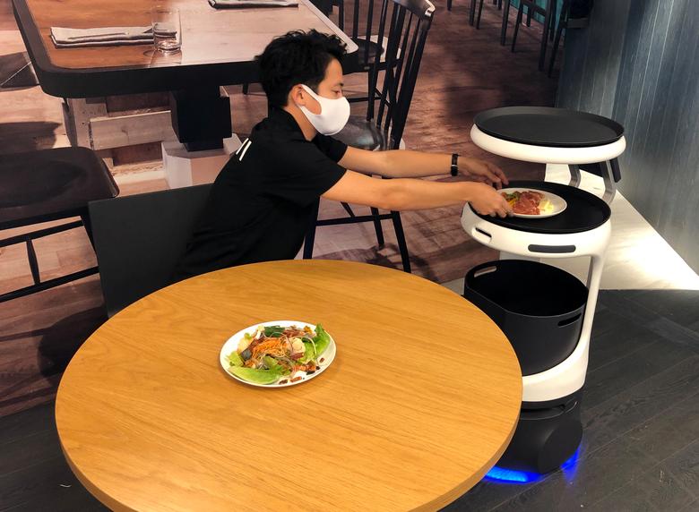 El brazo de robótica de SoftBank muestra un robot de servicio de alimentos Servi, desarrollado por Bear Robotics, con sede en California, para Japón mientras los restaurantes lidian con la escasez de mano de obra y buscan asegurar el distanciamiento social en Tokio.