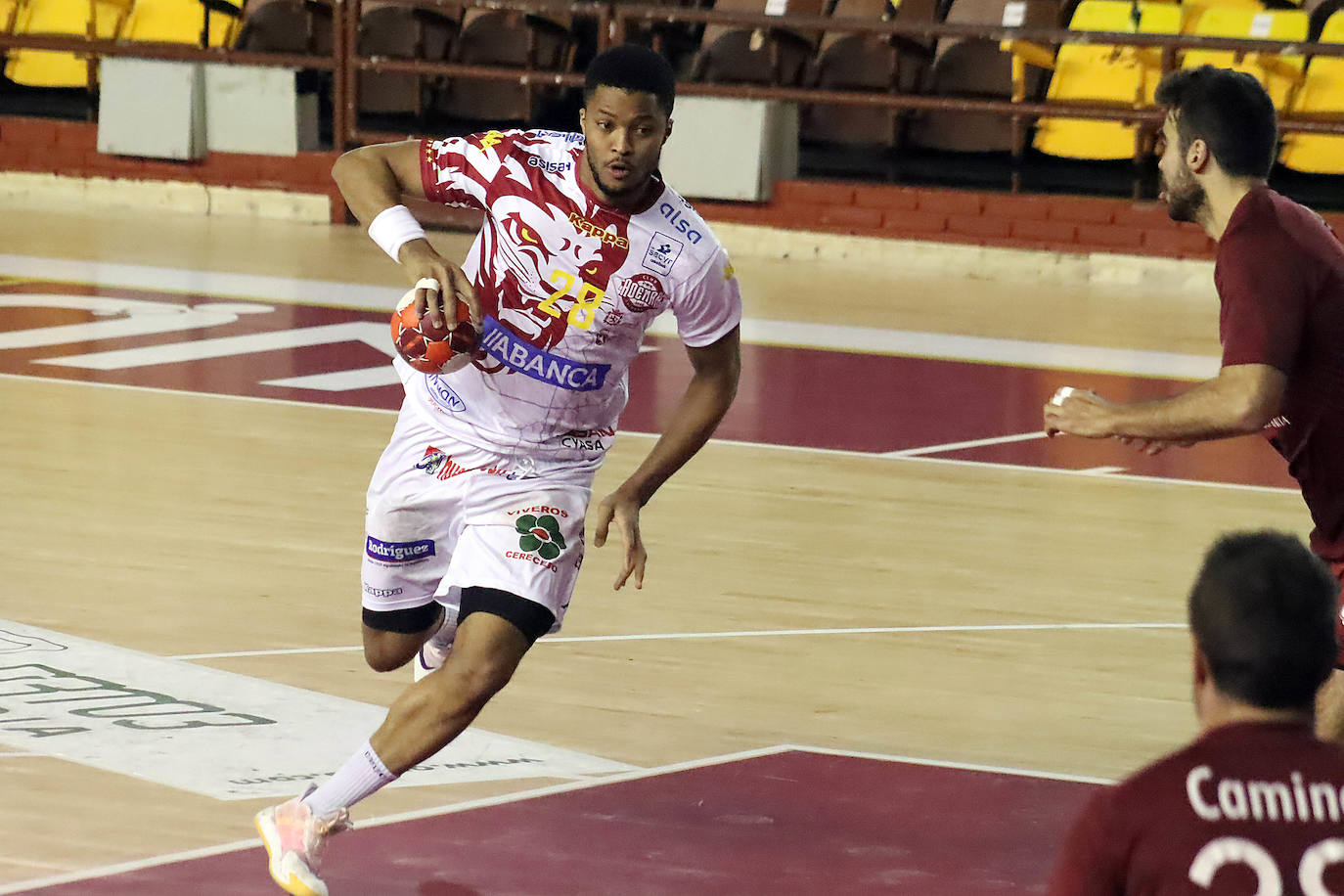 El conjunto leonés ultima su puesto a punto para iniciar la segunda vuelta de la competición.