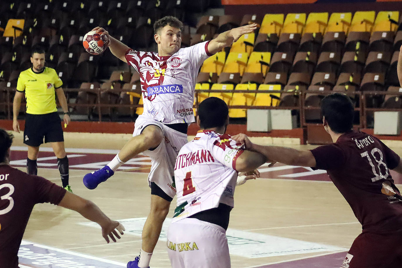 El conjunto leonés ultima su puesto a punto para iniciar la segunda vuelta de la competición.