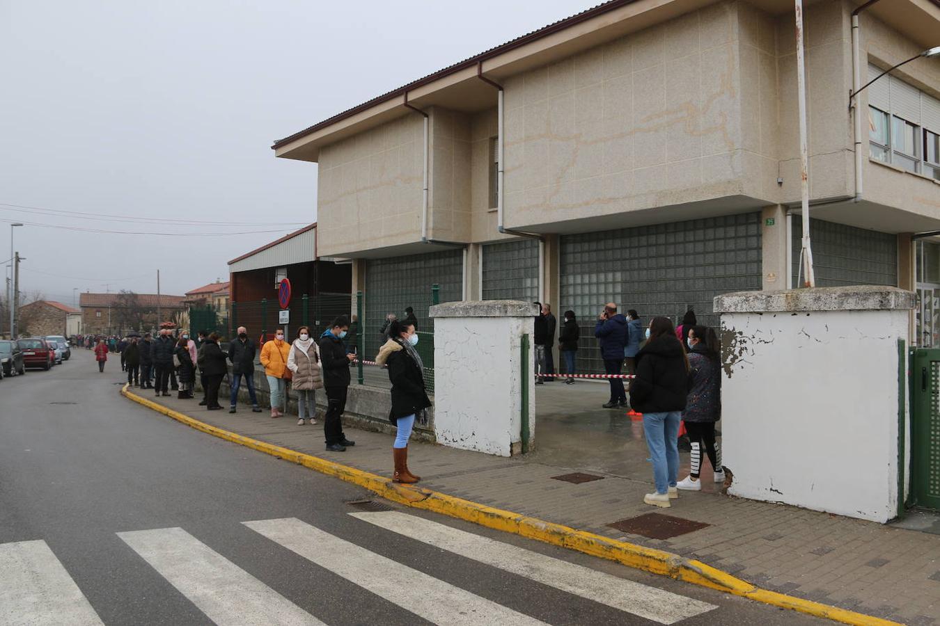 Los vecinos de Boñar se someten a un cribado para detectar asintomáticos con covid-19.