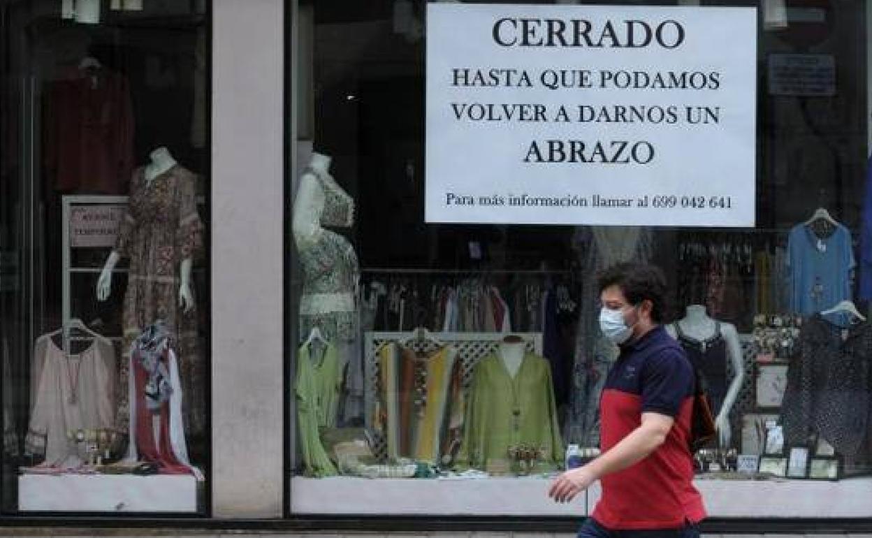 Un negocio con un cartel de cierre a causa de la pandmeia.