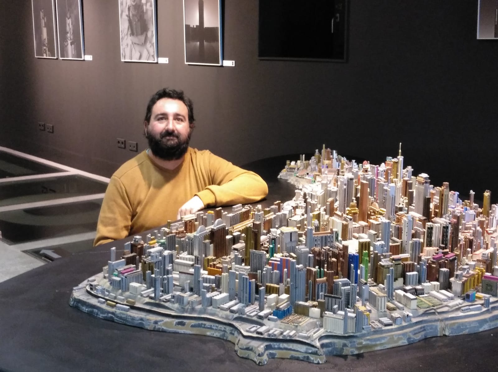 Maqueta elaborada con materiales industriales reciclados