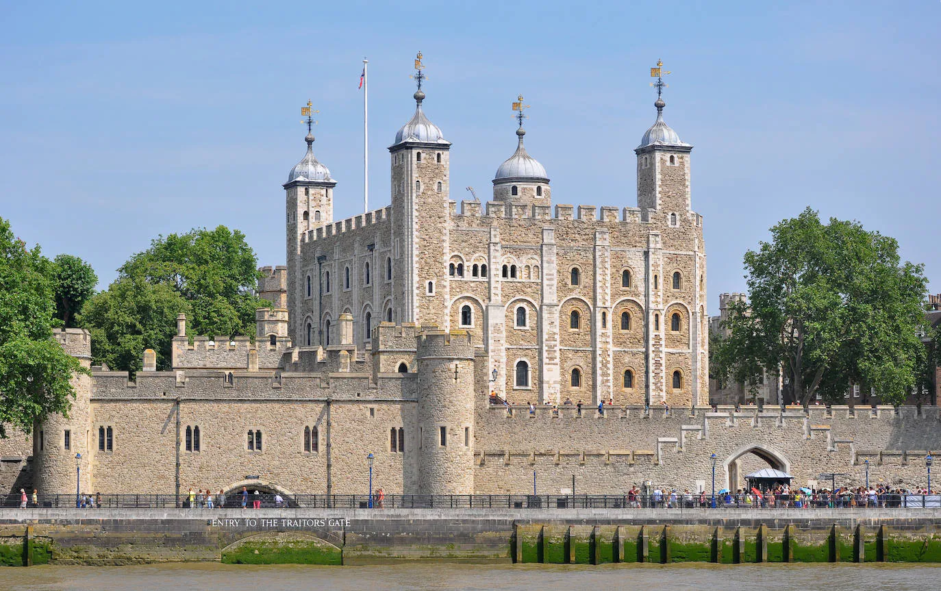 4.- Torre de Londres (Reino Unido) | Ana Bolena o María Estuardo, reinas de Inglaterra y Escocia respectivamente, estuvieron presas entre los muros de la Torre de Londres antes de que las ajusticiaran. En el año 1100, esta cárcel de fama terrible, recibió a su primer recluso, el obispo Flambard. Su historia suma ocho siglos de ejecuciones, torturas, e incluso asesinatos. Hoy es sólo una atracción turística.