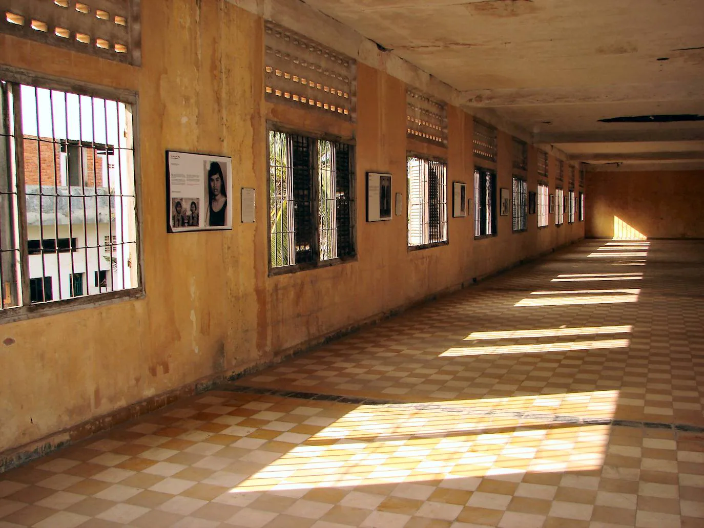 7.- Tuol Sleng (Phnom Penh, Camboya) | Visitar el Museo de los Crímenes Genocidas Tuol Sleng, en el centro de Nom Pen, en Camboya, es una experiencia estremecedora. Sus muros fueron testigos de un auténtico genocidio dirigido contra unos 14.000 hombres, mujeres, e, incluso, niños. Hoy en día, el edificio alberga un museo abierto al público. 