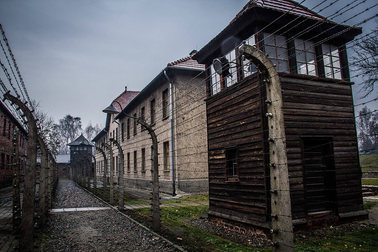 9.- Auschwitz-Birkenau (Oswiecim, Polonia) | El campo de concentración y exterminio de Auschwitz, en Polonia, se convirtió en el mayor centro de exterminio de la historia del nazismo. Bajo la supervisión del cruel Heinrich Himmler fueron encarceladas aproximadamente un millón trescientas mil personas. Murieron un millón cien mil, muchas de ellas judías.