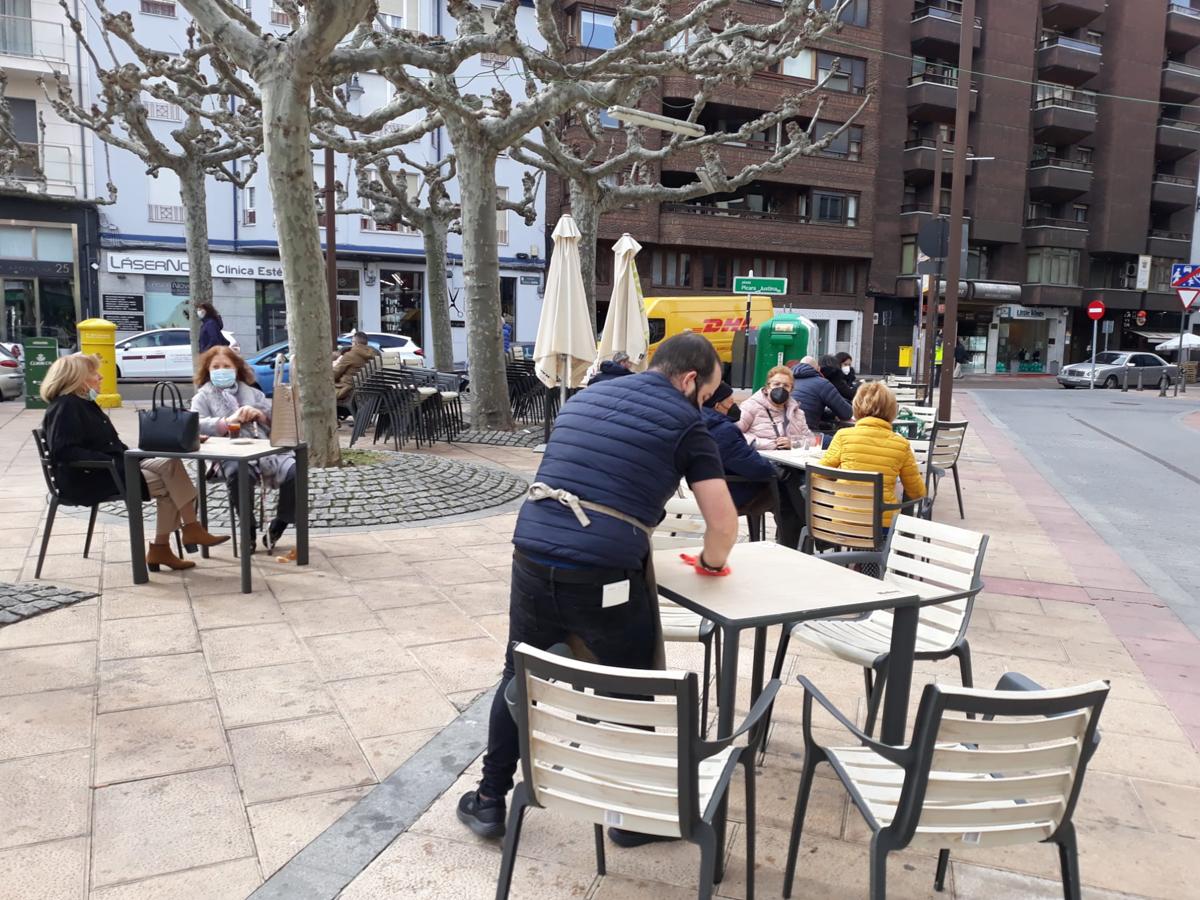 Las terrazas de León se llenan de gente con las altas temparaturas a mediodía de este viernes.