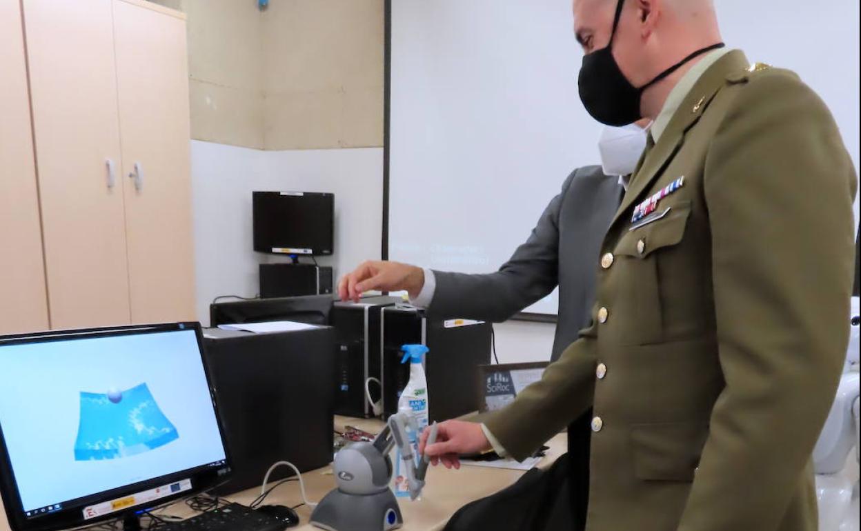 Un miembro del GREIM participa en una de las actividades 