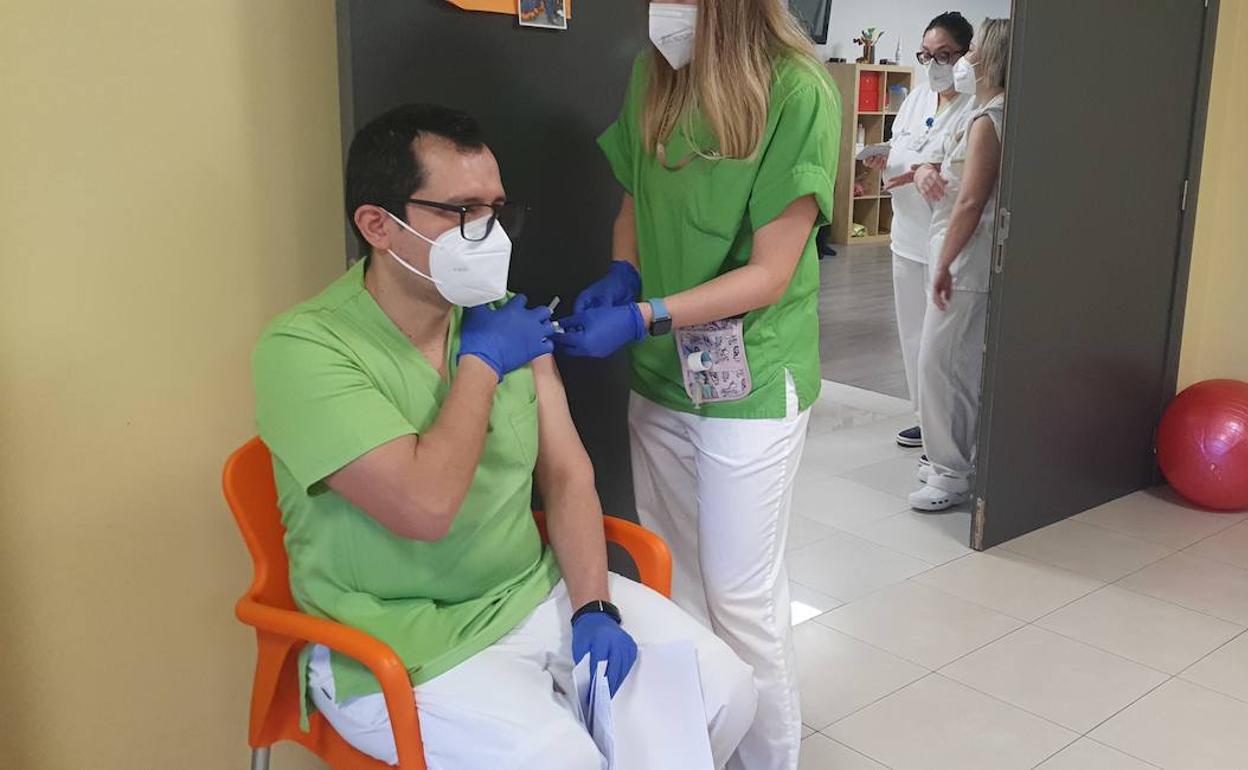 Uno de los trabajadores del centro recibe la segunda dosis. 