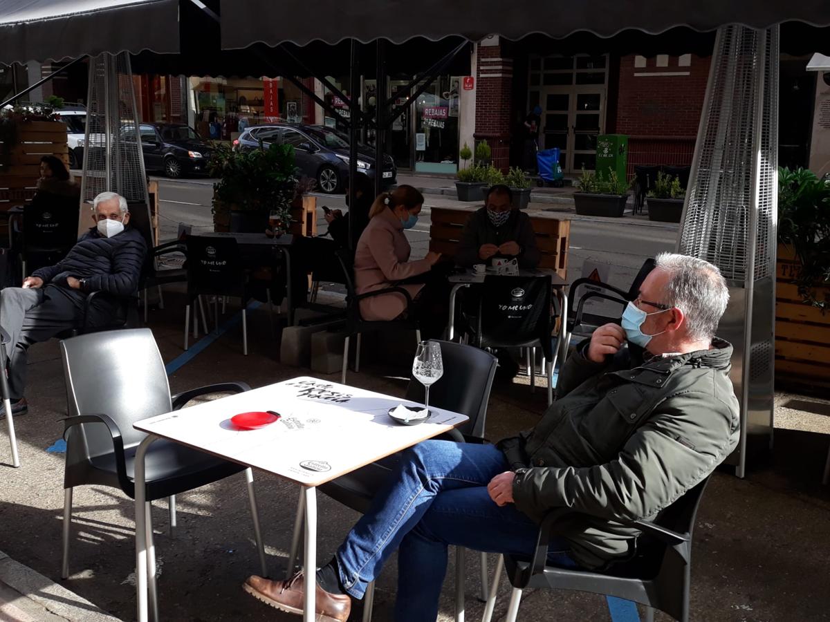 Las terrazas de León se llenan de gente con las altas temparaturas a mediodía de este viernes.