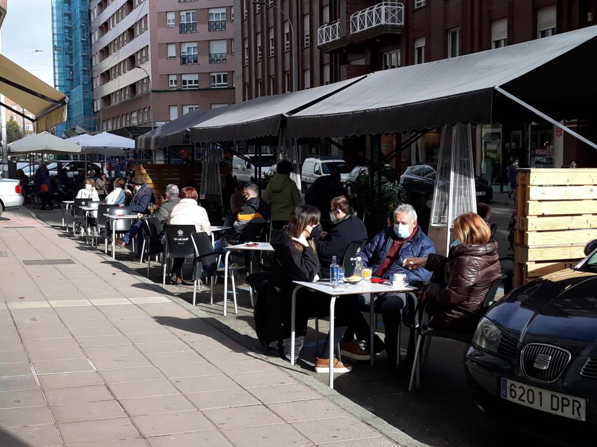 Las terrazas de León se llenan de gente con las altas temparaturas a mediodía de este viernes.