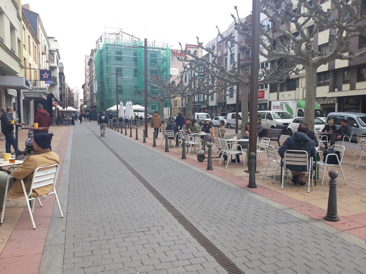 Las terrazas de León se llenan de gente con las altas temparaturas a mediodía de este viernes.