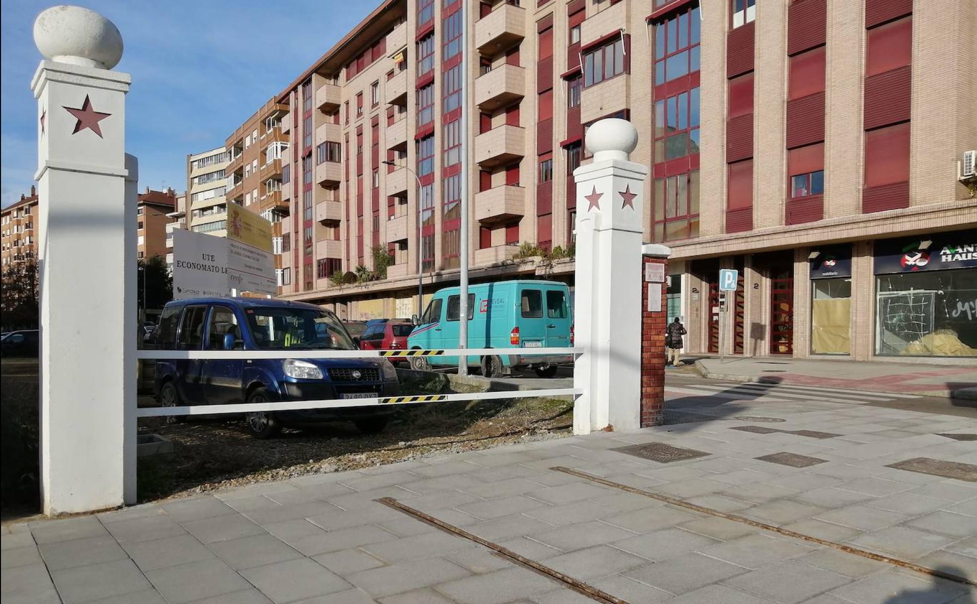 Vista de los raíles instalados en la acera de la avenida de Palencia. 