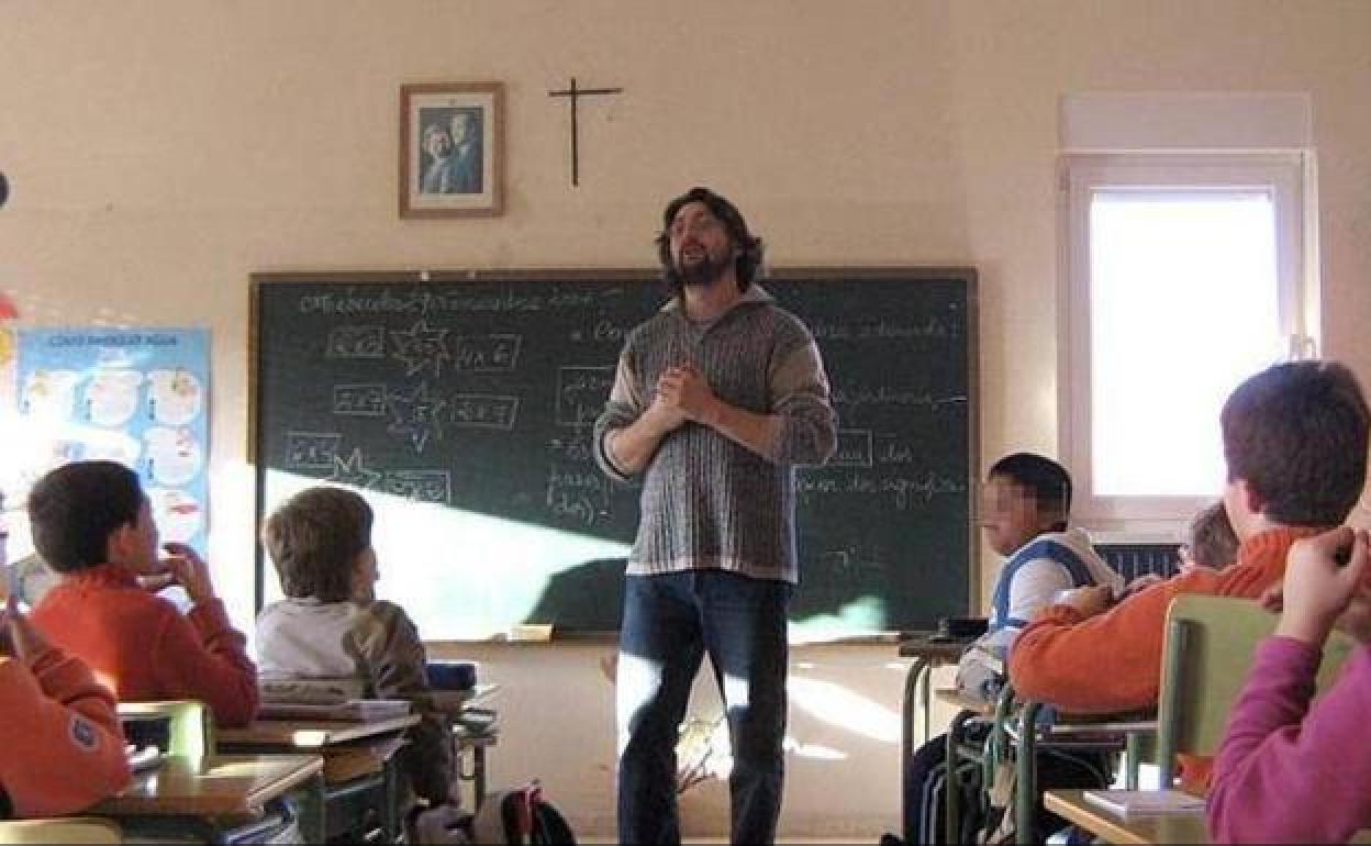 Un profesor da clase en una escuela concertada. 