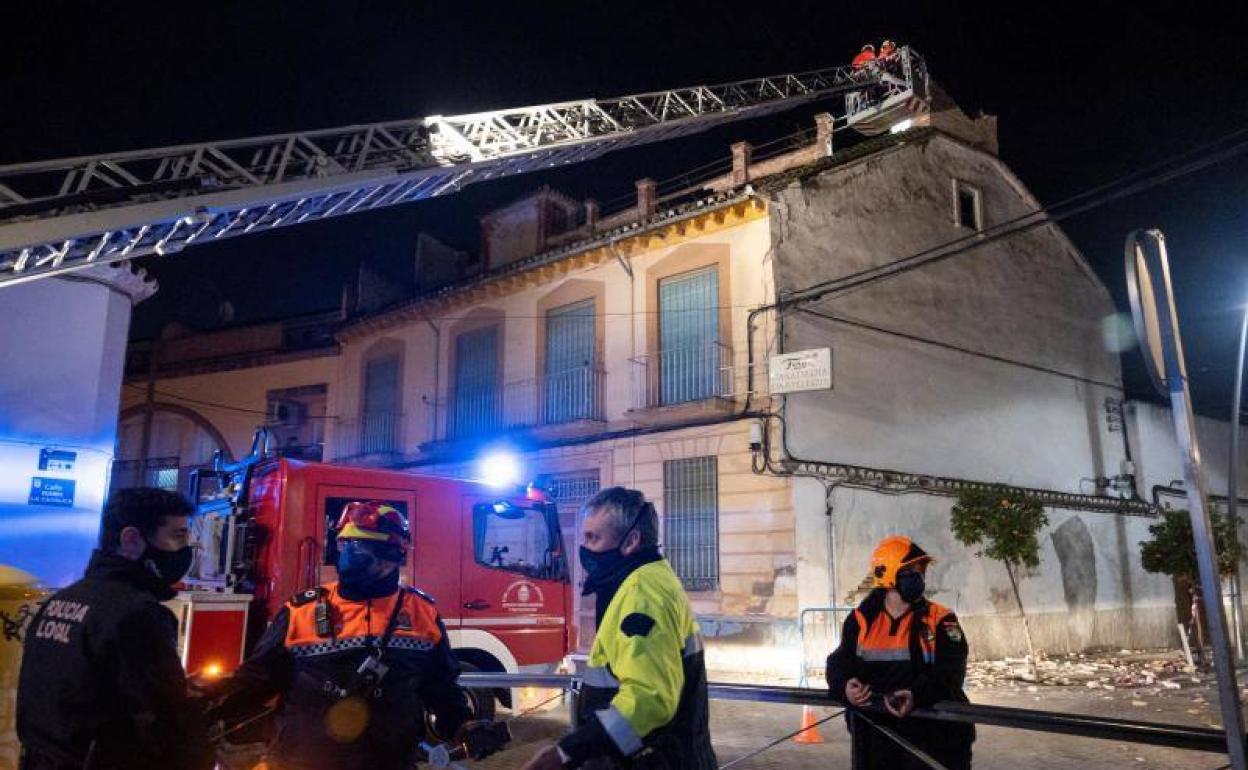 Bomberos durante una de sus varias actuaciones esta noche en el casco histórico de Santa Fe, en Granada