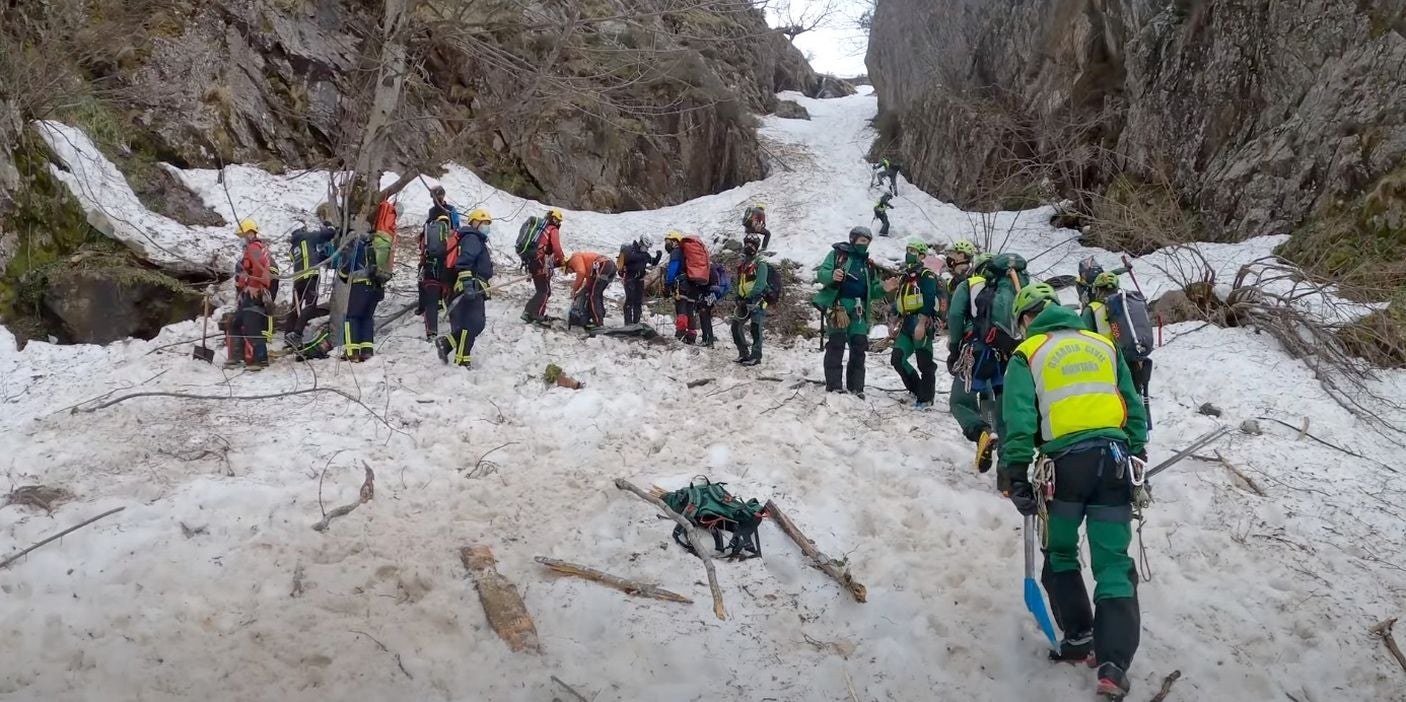 El operativo de la Guardia Civil se vuelca en la zona tras estabilizarse el área | Unidades caninas y Bomberos de Asturias participan en la localización del operario tras acceder de nuevo a la quitanieves.