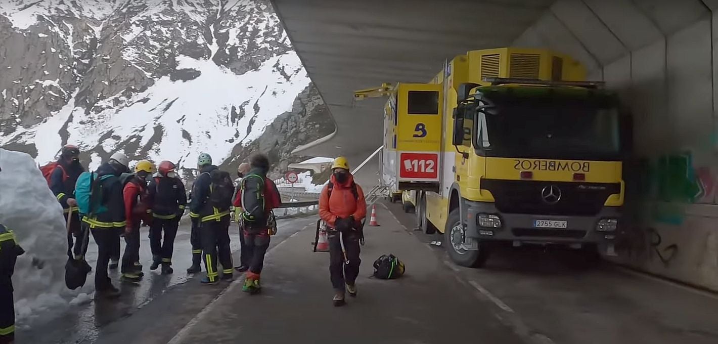 El operativo de la Guardia Civil se vuelca en la zona tras estabilizarse el área | Unidades caninas y Bomberos de Asturias participan en la localización del operario tras acceder de nuevo a la quitanieves.