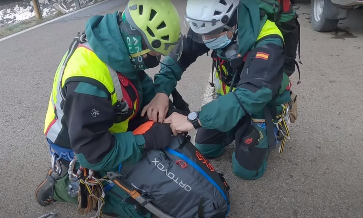 El operativo de la Guardia Civil se vuelca en la zona tras estabilizarse el área | Unidades caninas y Bomberos de Asturias participan en la localización del operario tras acceder de nuevo a la quitanieves.