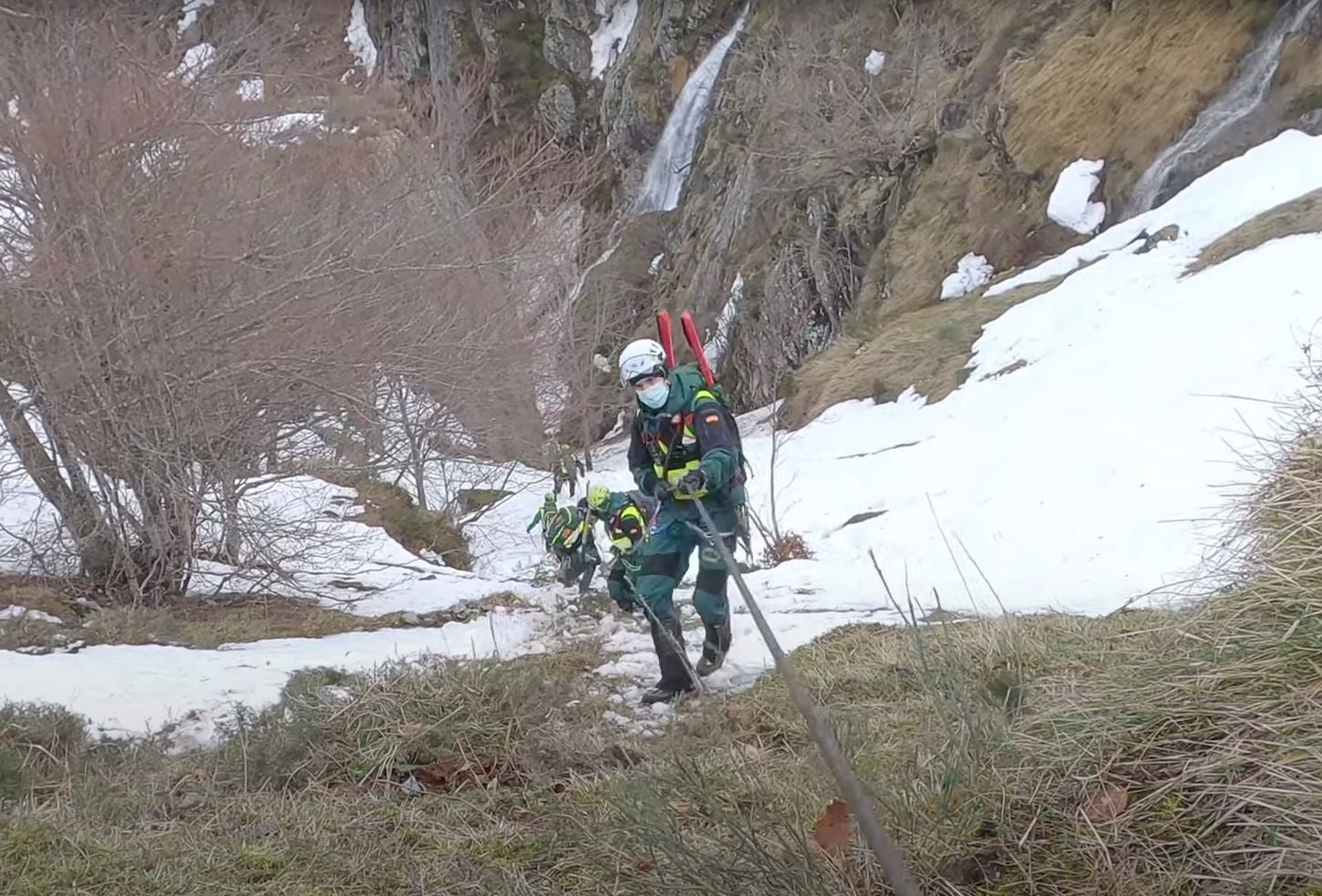 El operativo de la Guardia Civil se vuelca en la zona tras estabilizarse el área | Unidades caninas y Bomberos de Asturias participan en la localización del operario tras acceder de nuevo a la quitanieves.