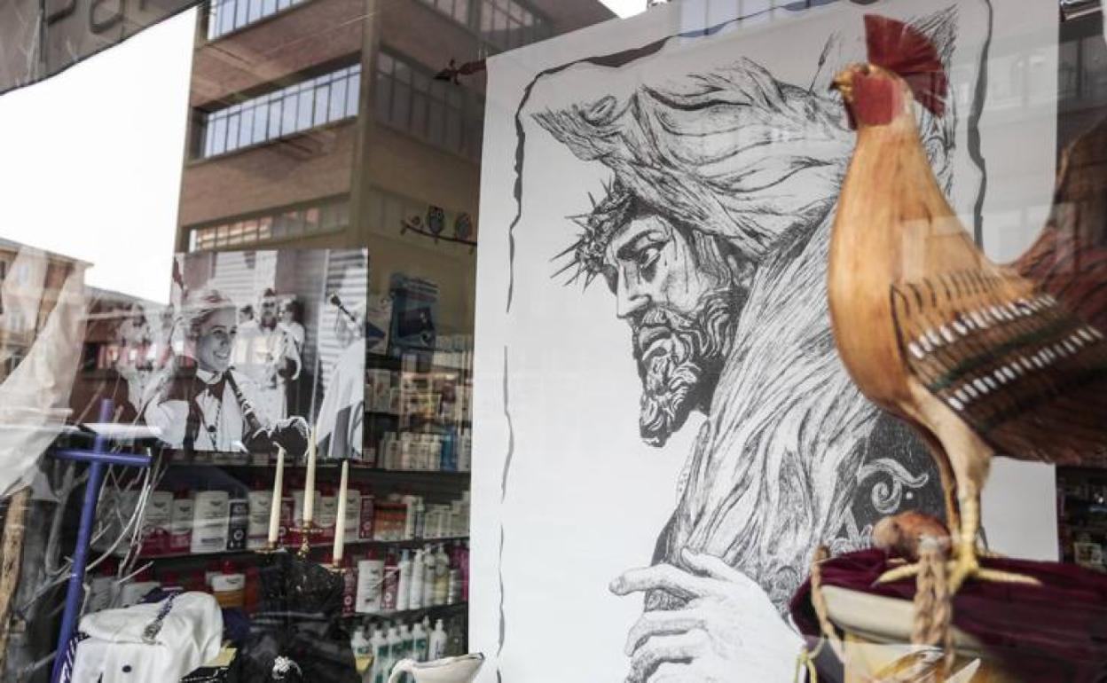 Un escaparate de León con decoración típica de la Semana Santa.