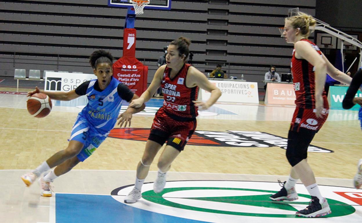 Un instante del partido en la pista del Spar Girona.