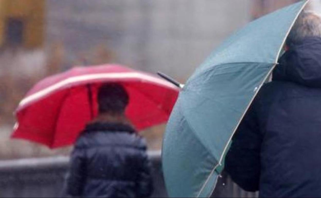 Imagen de personas con dificultades para caminar por el viento. 