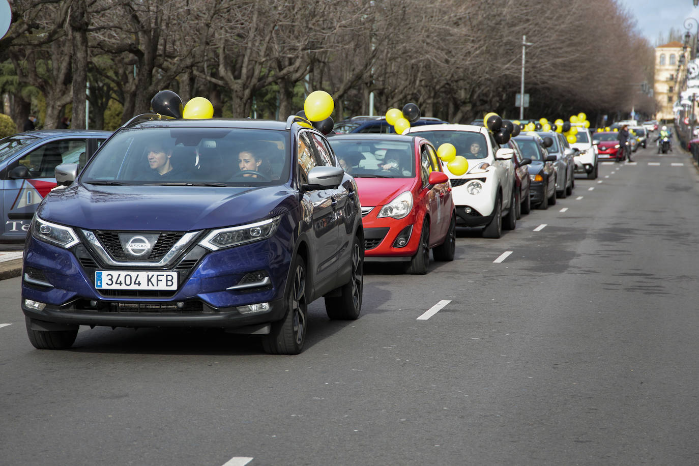 Caravana de coches en León de trabajadores públicos interinos reclaman que se les haga fijos.