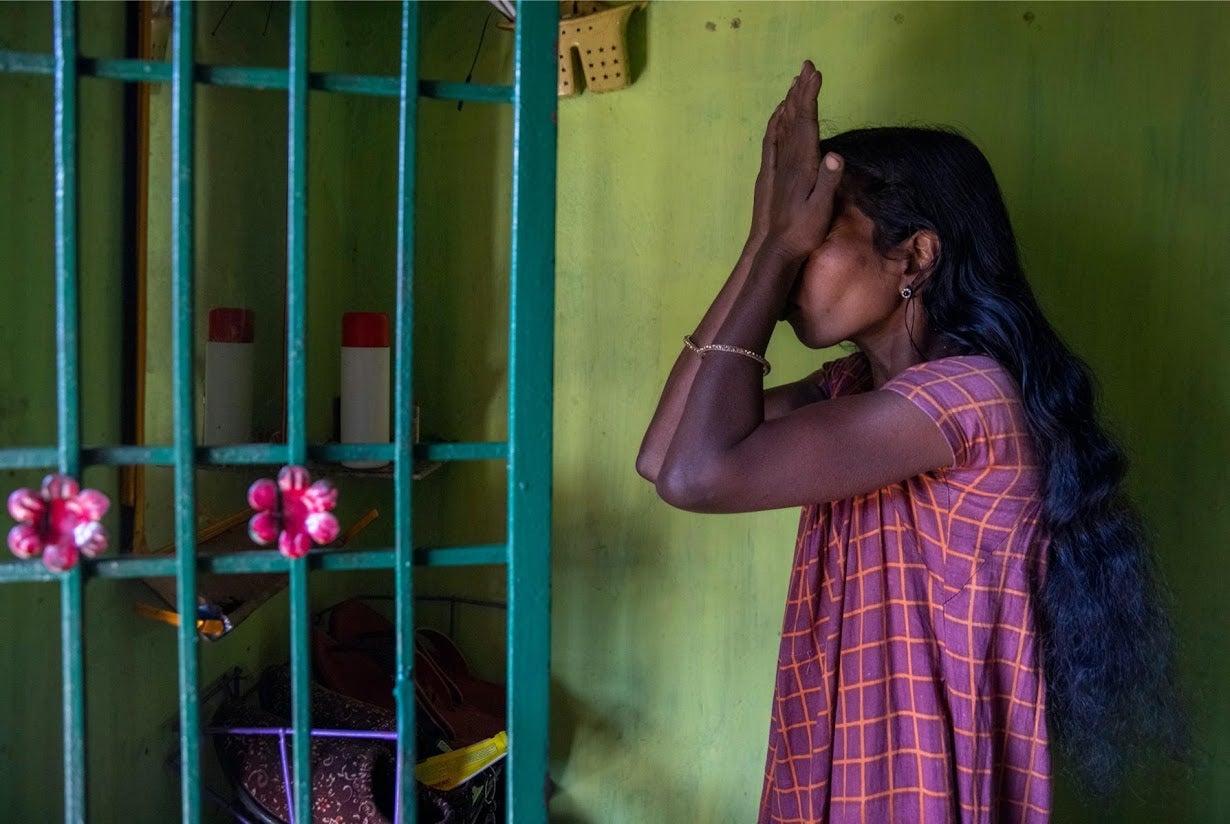 Jani quien se convirtió en una activista de salud social acreditada (ASHA) trabajadora de salud comunitaria, un eje del sistema de salud rural de la India, hace unos siete años, se prepara antes de viajar para vacunarse.