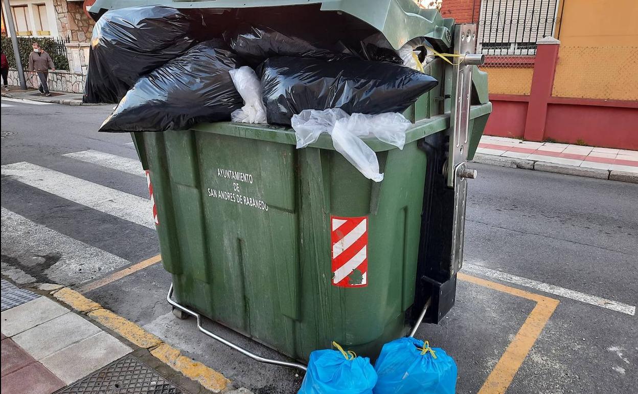 Estado de uno de los contenedores de esta zona del municipio.