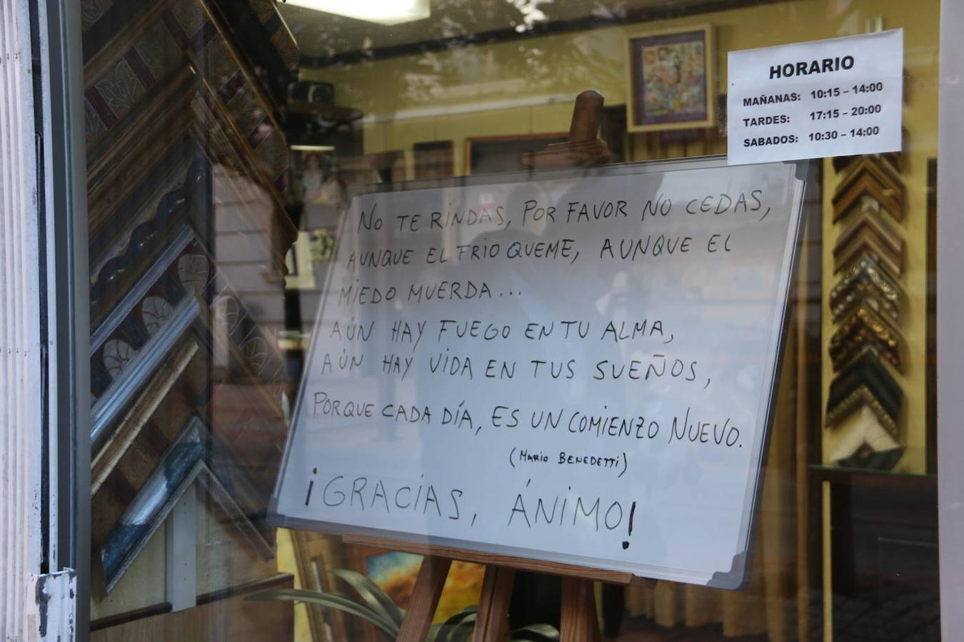 María Juana recopila frases desde 2017 para animar a clientes y peatones que pasan por su tienda.