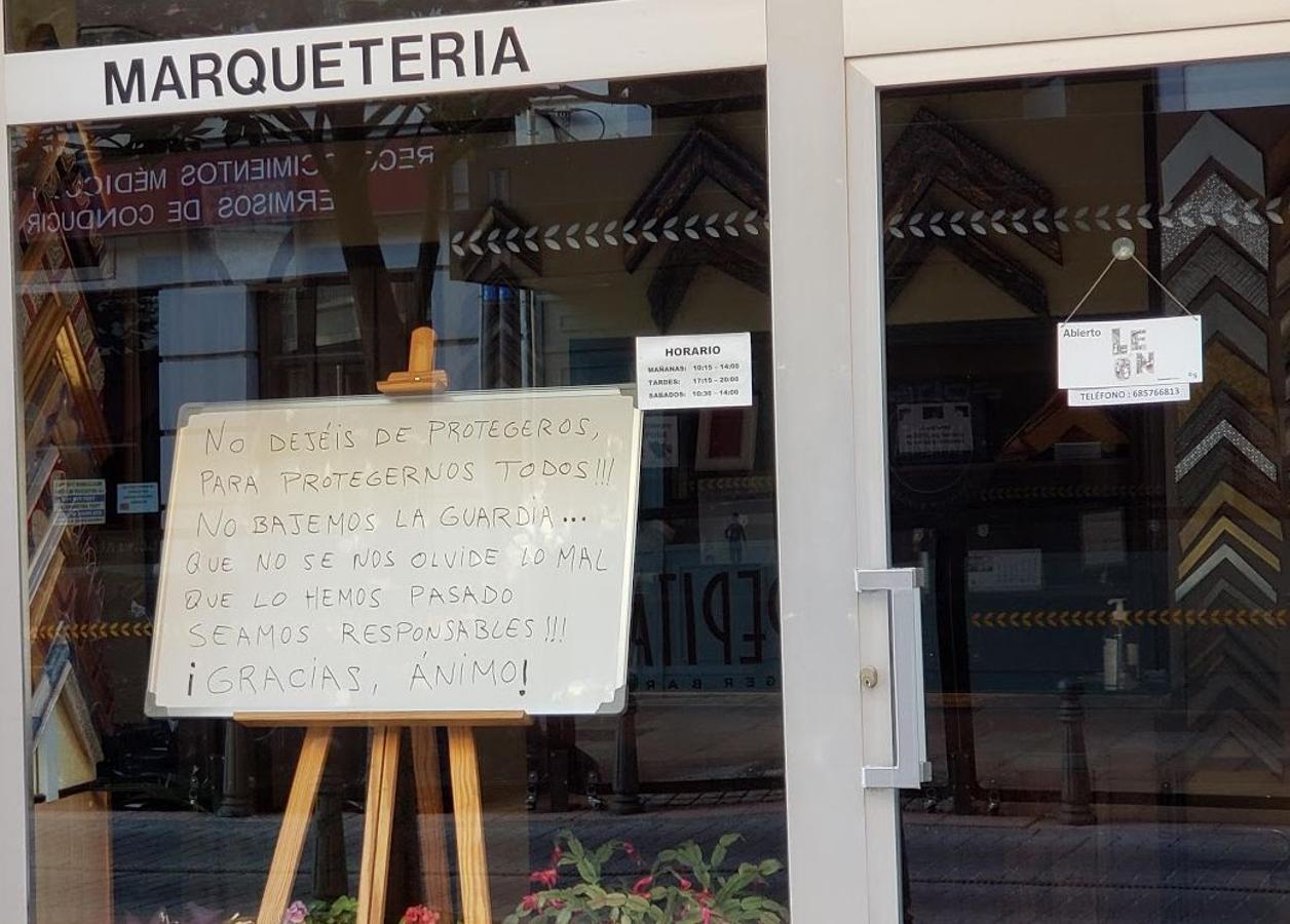 María Juana recopila frases desde 2017 para animar a clientes y peatones que pasan por su tienda.