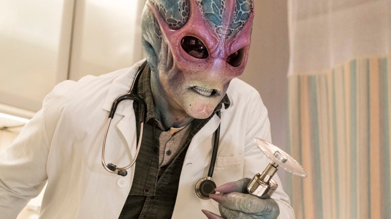 'RESIDENT ALIEN' | Plataforma: SyFy Fecha: 15 de febrero. Sinopsis: Nueva comedia de ciencia ficción protagonizada por Alan Tudyk. Harry Vanderspeigle es un extraterrestre que se estrella en la Tierra y debe hacerse pasar por un médico en un pequeño pueblo. Mientras descubre lo que significa ser humano, comenzará a cuestionarse si merece la pena salvar a la humanidad mientras lidia con la moralidad de su misión secreta en la Tierra.