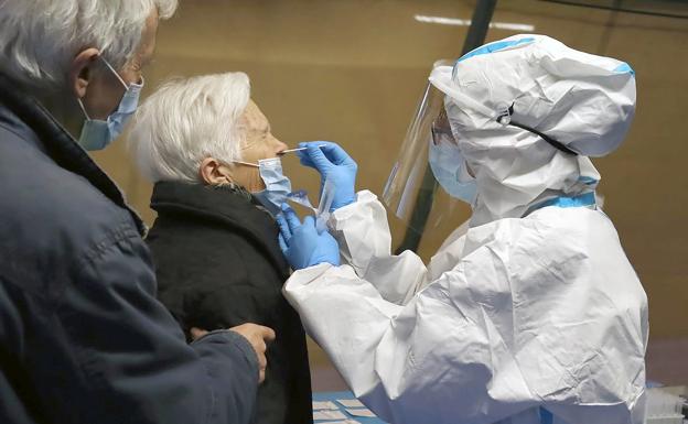 Una señora se somete a un test de antígenos en el cribado de Santa María del Páramo. 