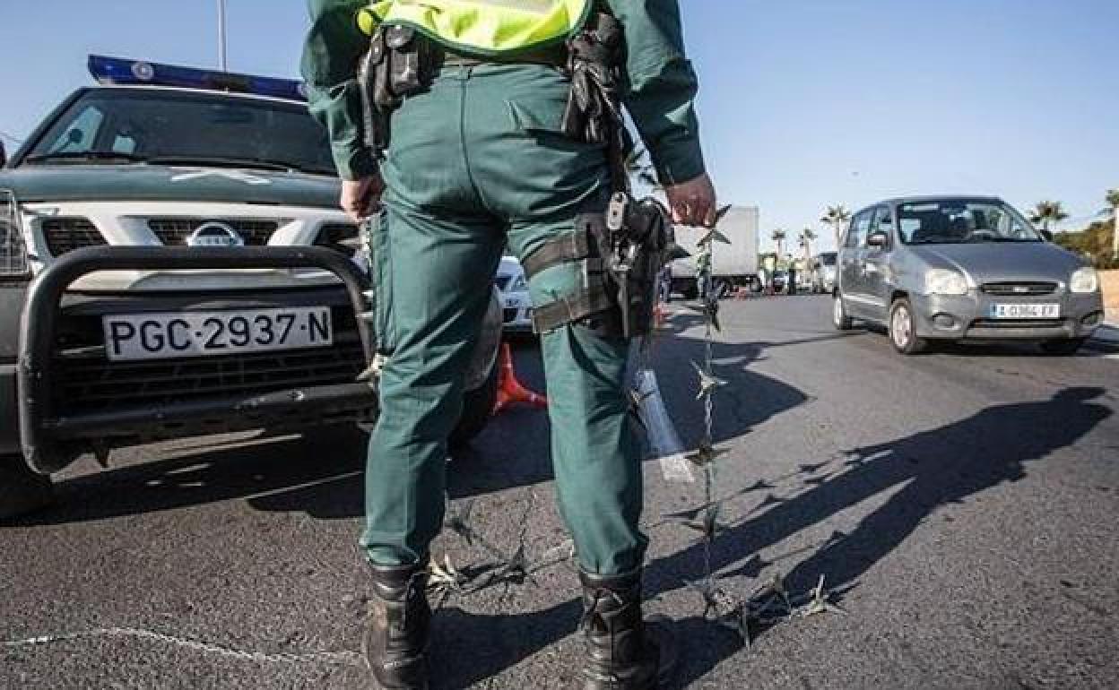 Imagen de archivo de una operación de la Guardia Civil para detectar sospechosos.