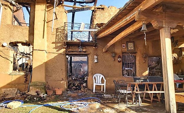 Estado en el que quedó la vivienda de San Cipriano de Rueda que sufrió un incendio el pasado 14 de enero.