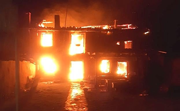 Galería. Las llamas calcinaron toda la vivienda.