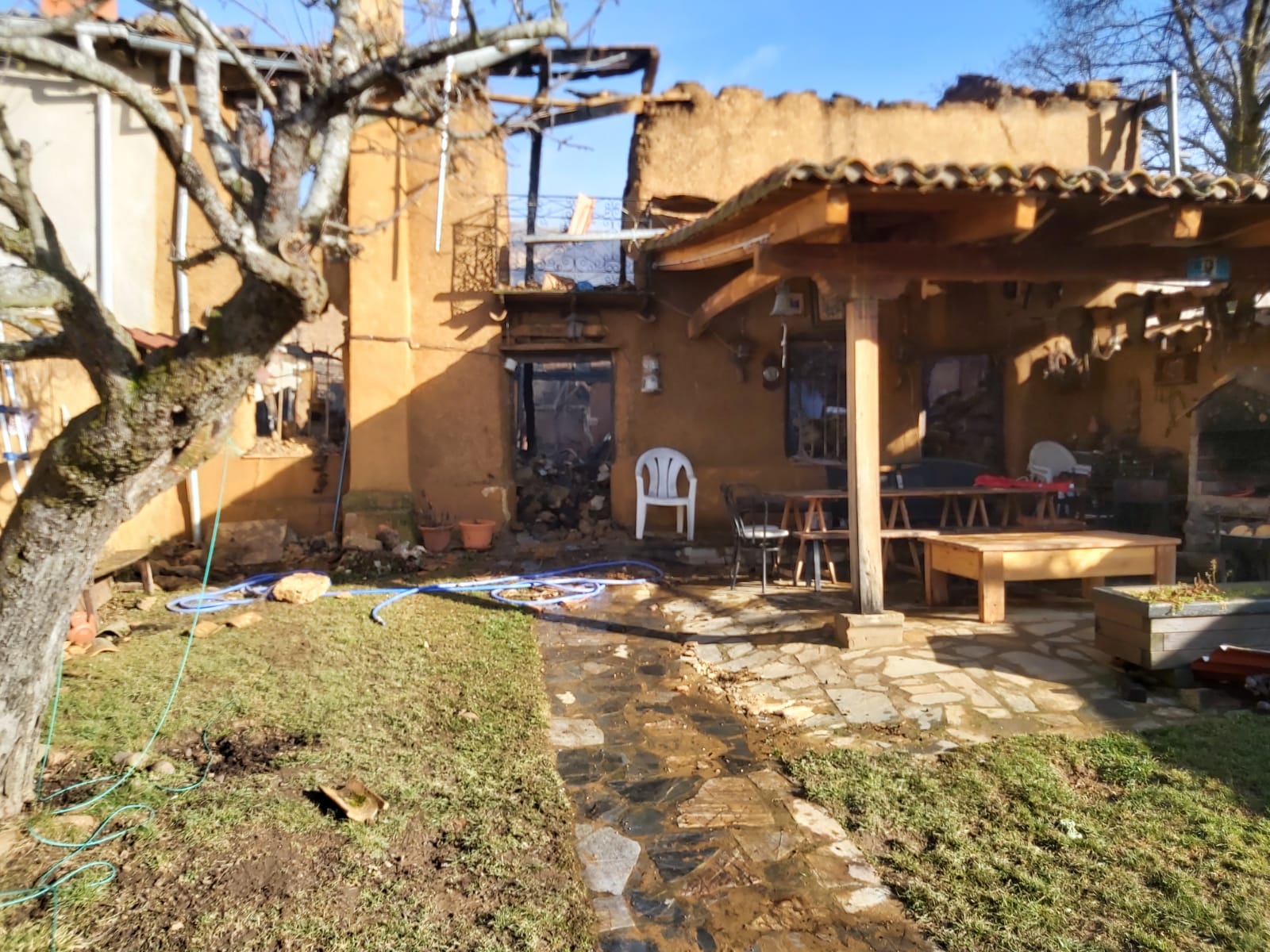 El fuego calcinó una vivienda.