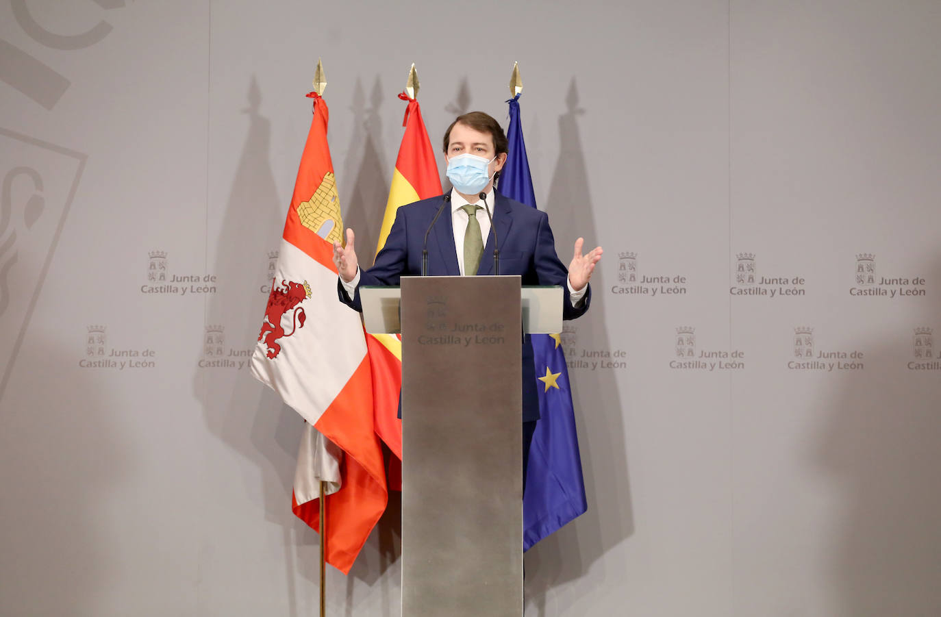 Fotos: El presidente de la Junta comparece para informar de las alegaciones al recurso sobre el toque de queda