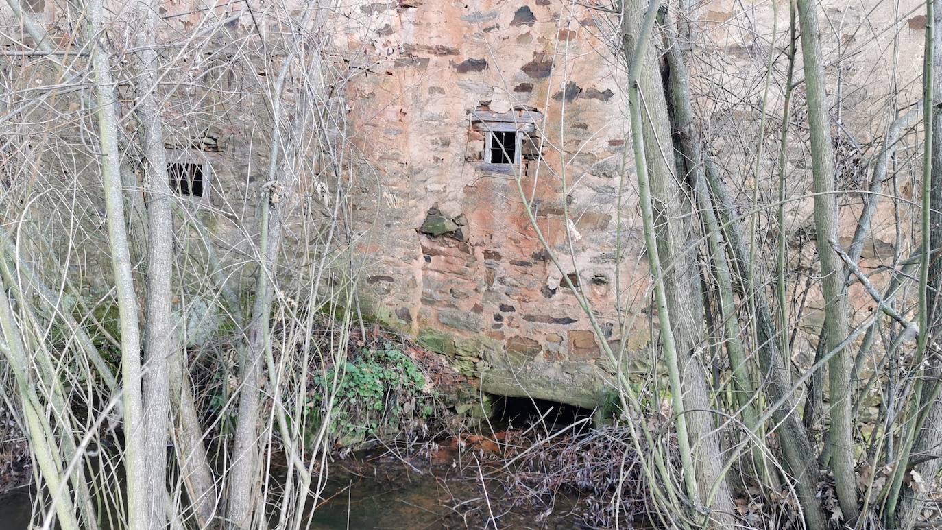 El Val de San Lorenzo, localidad en la que se ubica el molino del Junquillo, se ha propuesto reunir los 30.000 euros que cuesta su rehabilitación e incorporarlo así a su oferta cultural y turística.