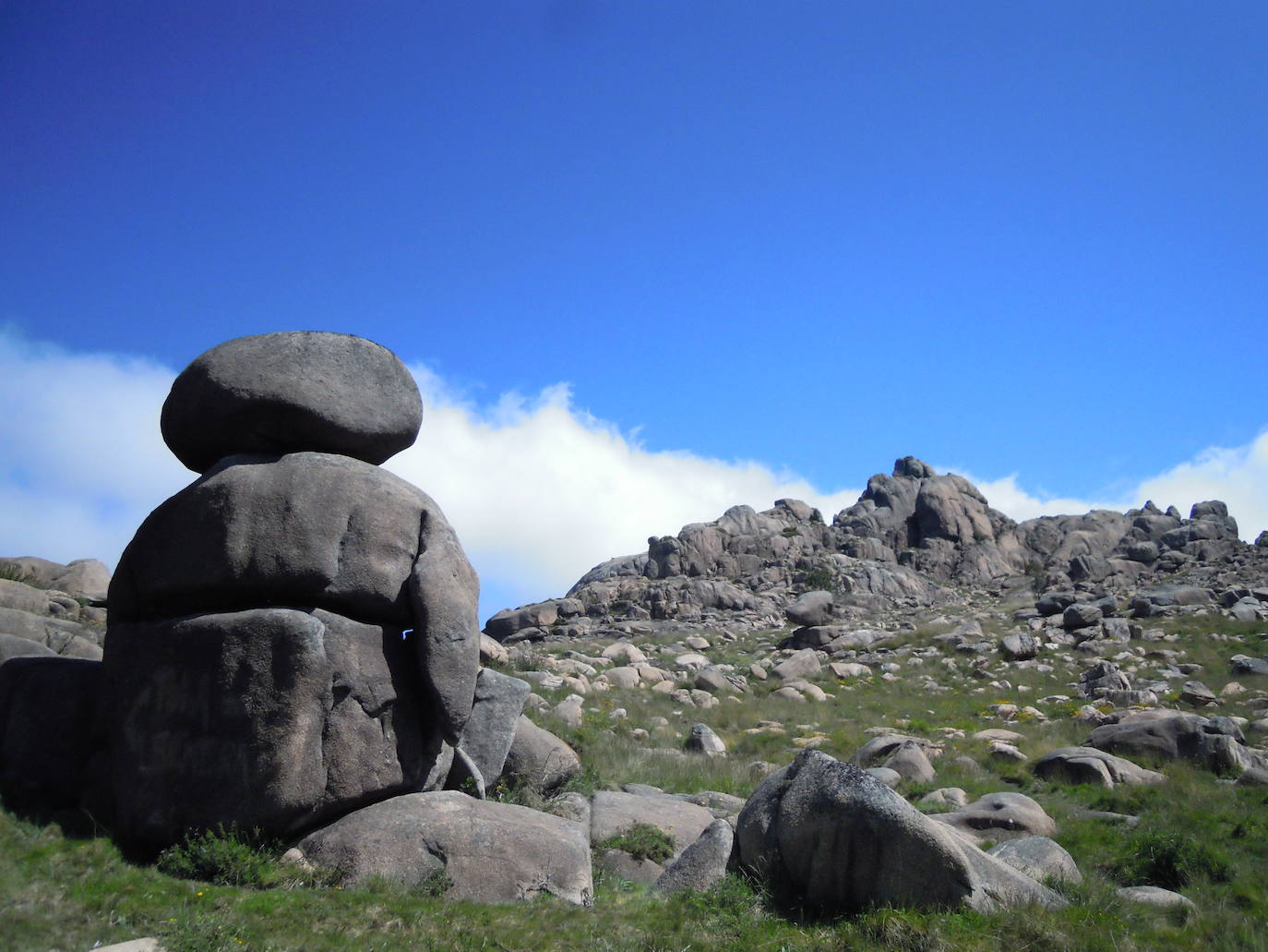 7.- Monte Pindo (Galicia) | Esta tierra está llena de fabulosas historias sobre tesoros, princesas, hadas, sacrificios y rutas secretas. El lugar está lleno de cuevas donde se dice que habitaban criaturas mágicas y de bañeras naturales donde cuenta la leyenda que se hacían rituales celtas. 