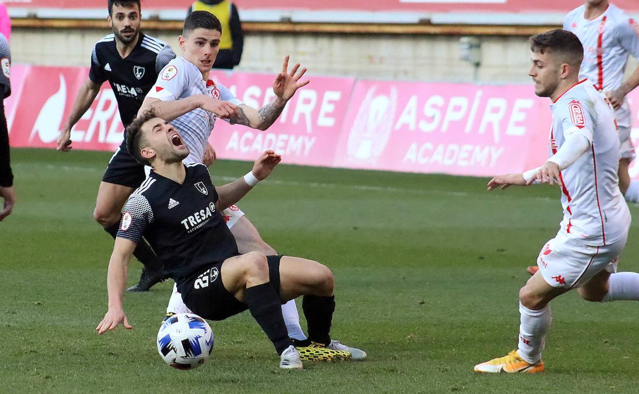 Éric Montes, en una acción defensiva ante el Lealtad.