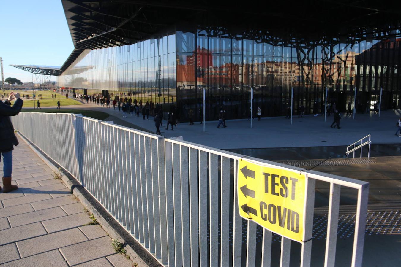 Los leoneses se dan cita en el Palacio de Exposiciones para realizarse el test de antígenos en el cribado masivo de la capital.