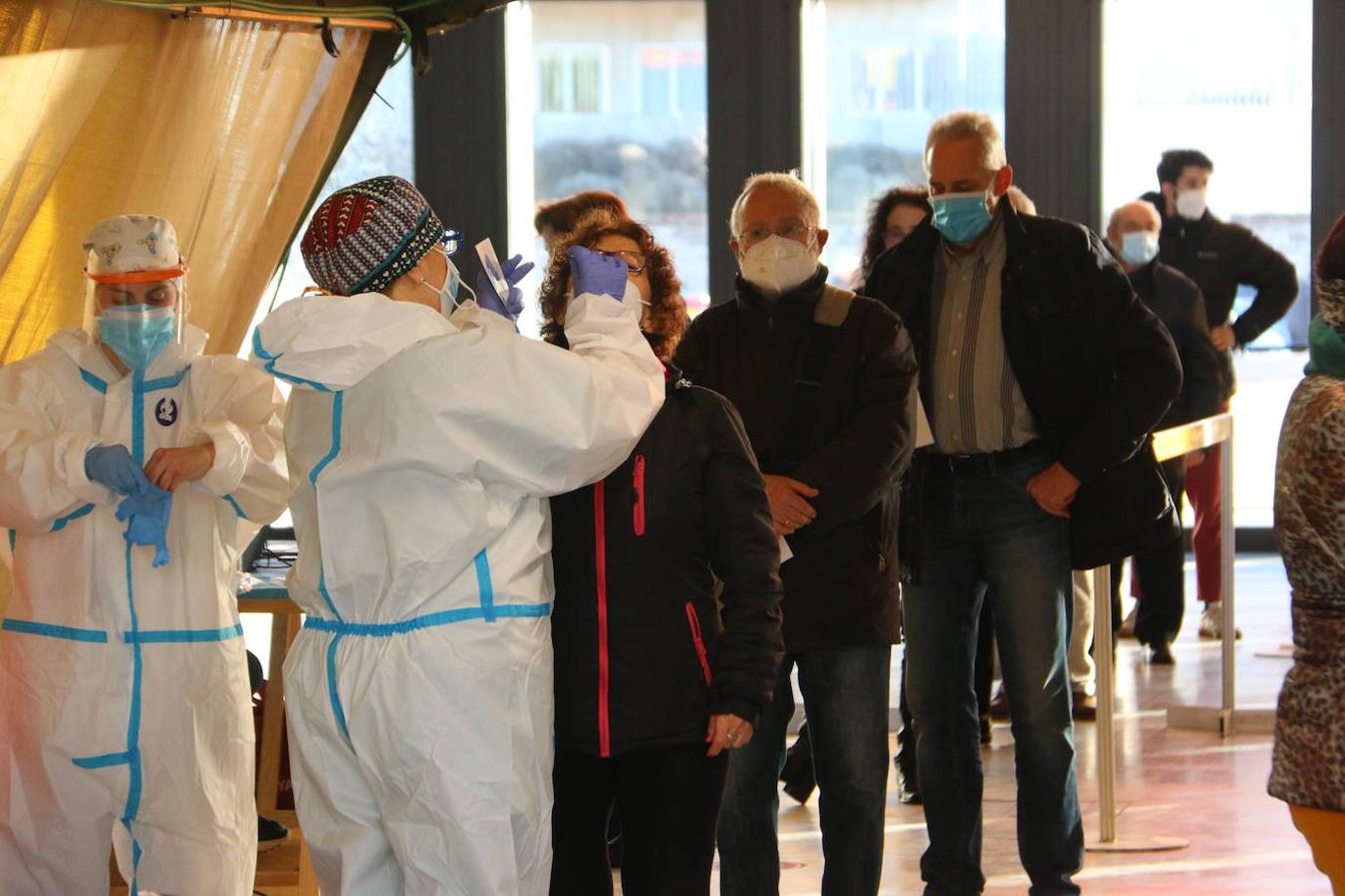 Los leoneses se dan cita en el Palacio de Exposiciones para realizarse el test de antígenos en el cribado masivo de la capital.