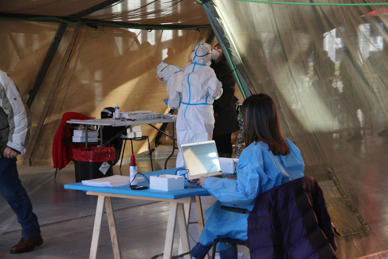 Los leoneses se dan cita en el Palacio de Exposiciones para realizarse el test de antígenos en el cribado masivo de la capital.