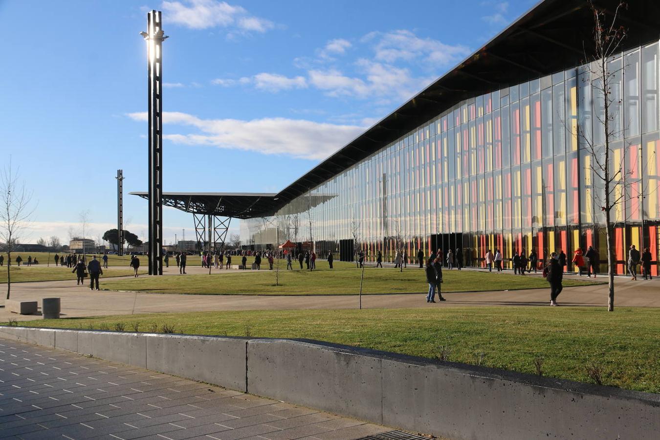 Los leoneses se dan cita en el Palacio de Exposiciones para realizarse el test de antígenos en el cribado masivo de la capital.