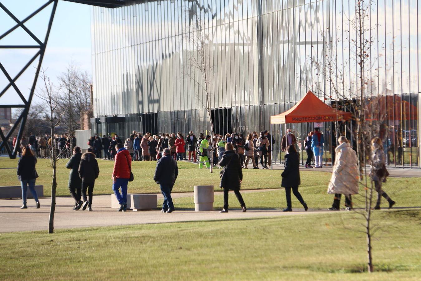 Los leoneses se dan cita en el Palacio de Exposiciones para realizarse el test de antígenos en el cribado masivo de la capital.