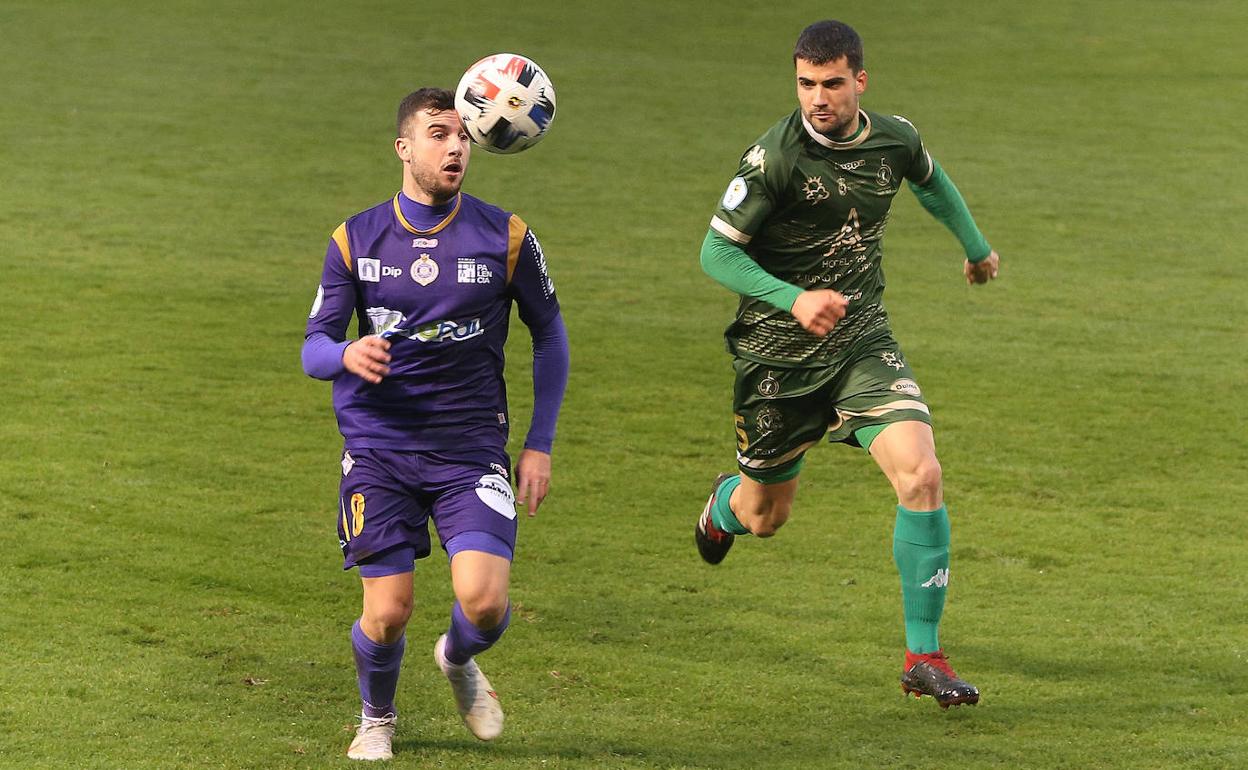 Miguel disputa un balón en el duelo ante el Palencia Cristo Atlético.