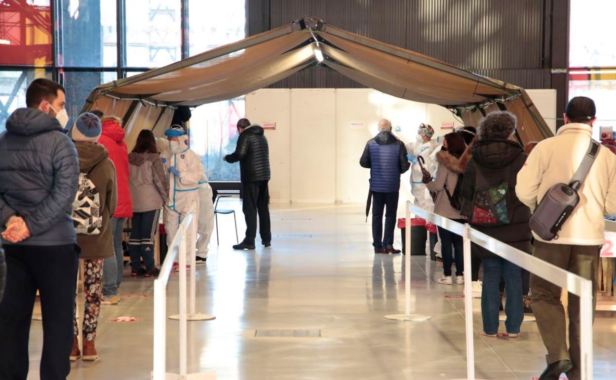 Primeros leoneses en acudir al cribado masivo en el Palacio de Exposiciones.